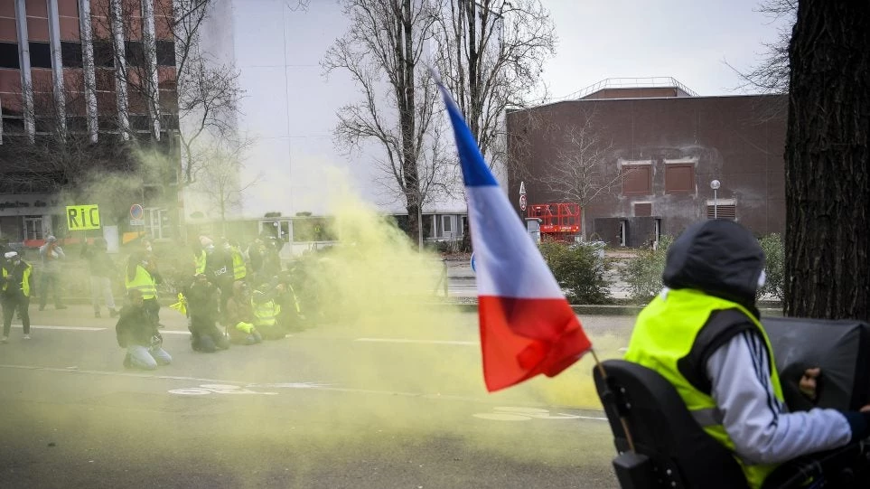 «Κίτρινα Γιλέκα»: Ξεκίνησαν οι πρώτες «μάχες» με την αστυνομία